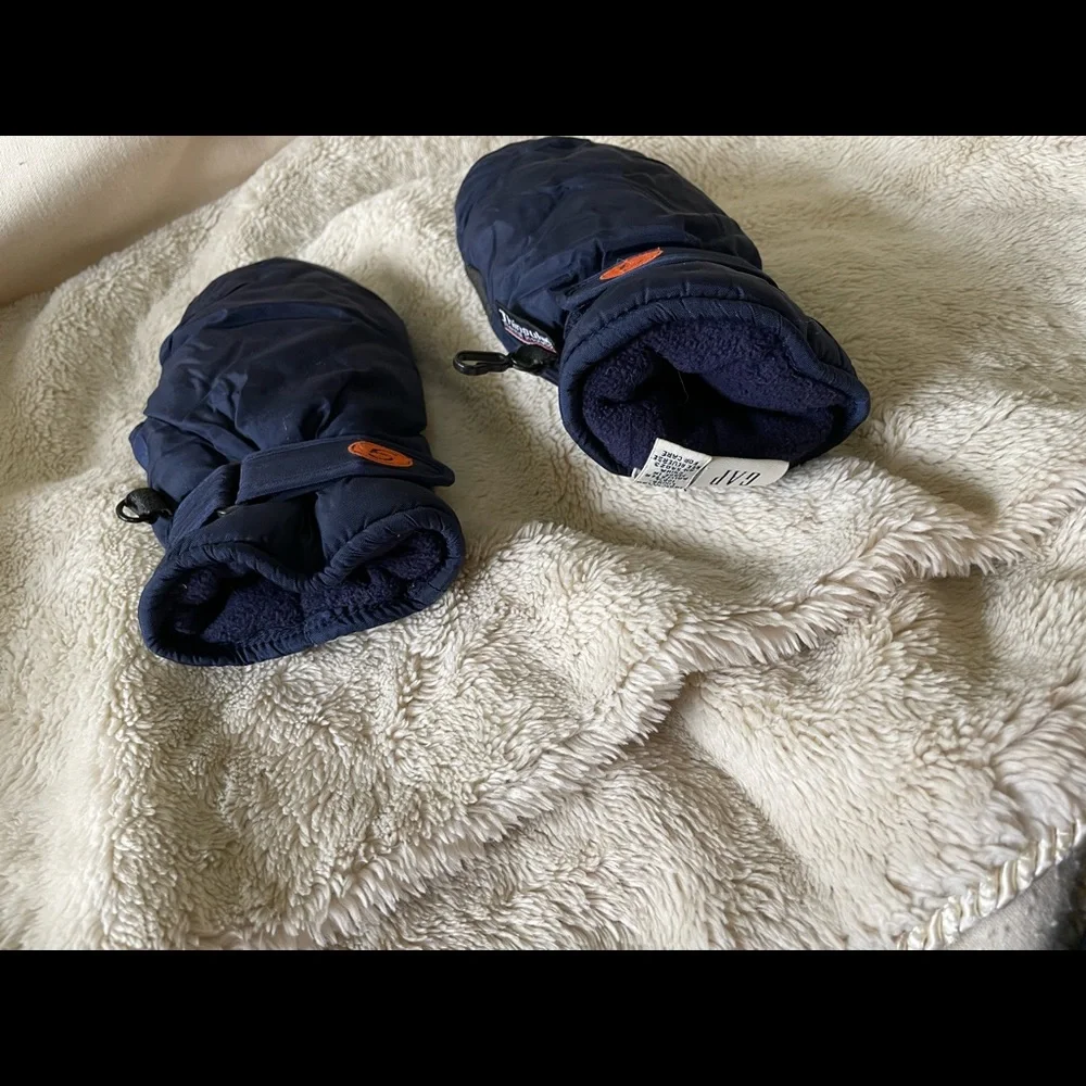 Gap navy blue kids L/XL mittens. Good for skiing/winter/ snowball fights